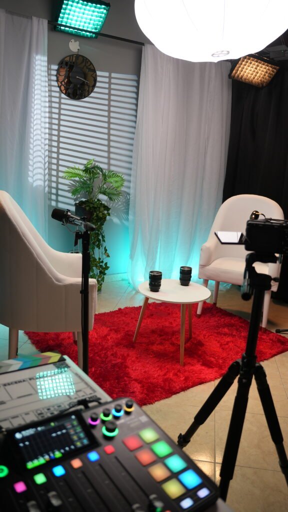 Sala de podcast multicámara 4K en Maka Studios, Medellín