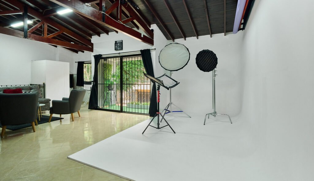 Ciclorama blanco con iluminación profesional en Maka Studios