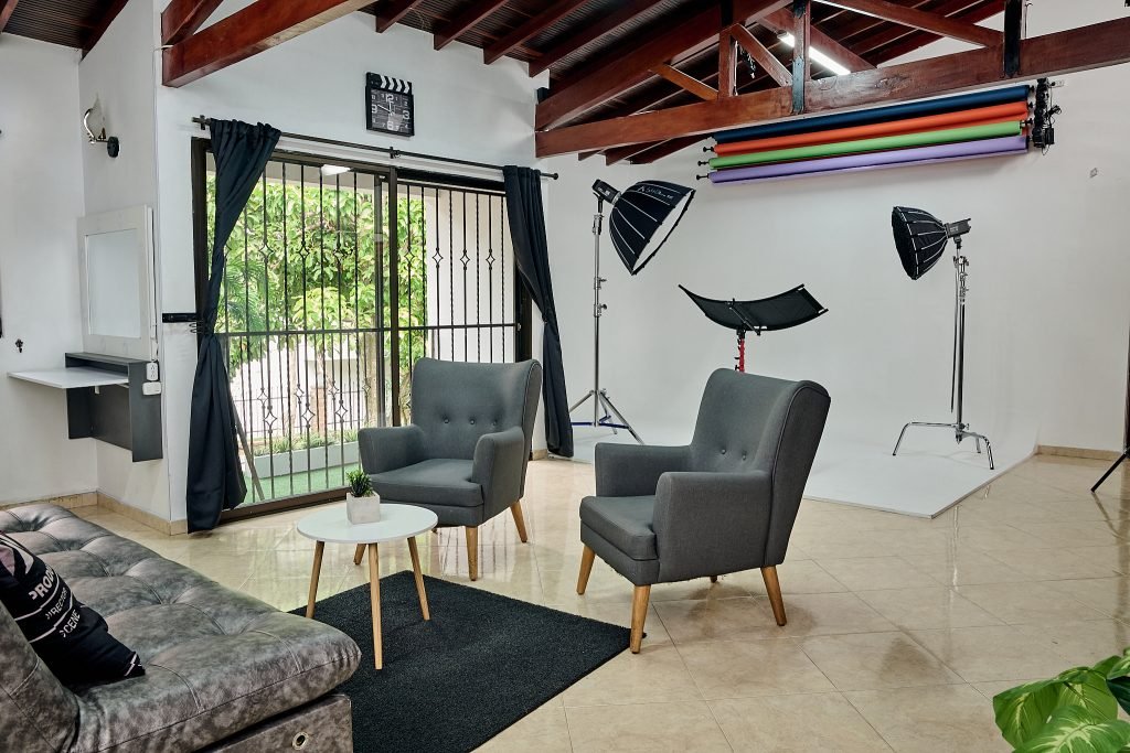 Set de videopodcast con iluminación profesional en estudio de Laureles, Medellín