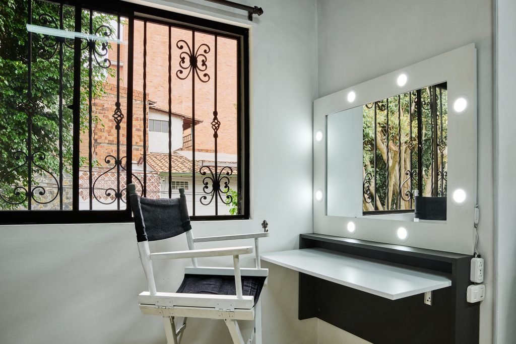 Zona de maquillaje y vestier del estudio Maka Studios