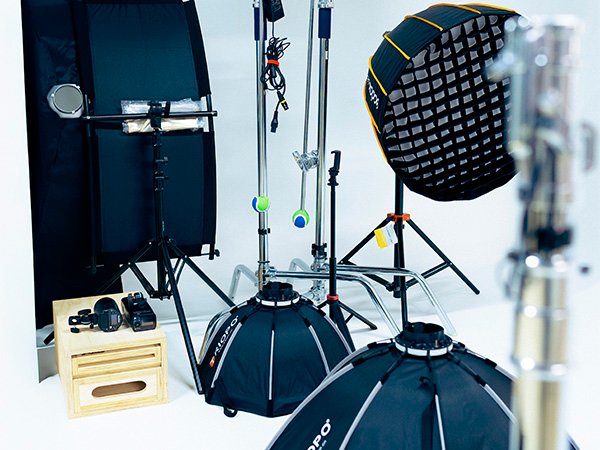 Equipos de iluminación en el estudio fotográfico Maka Studios