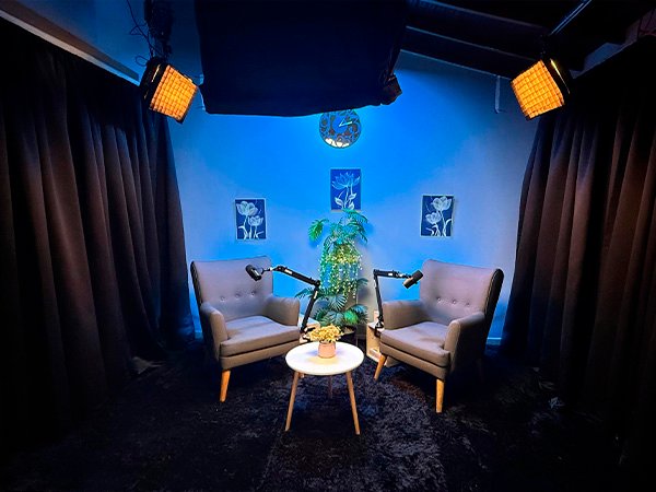 Sala de podcast con tratamiento acústico y setup multicámara 4K en Maka Studios