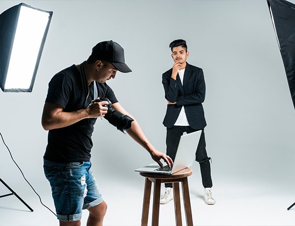 Detrás de cámaras de una sesión fotográfica en Maka Studios