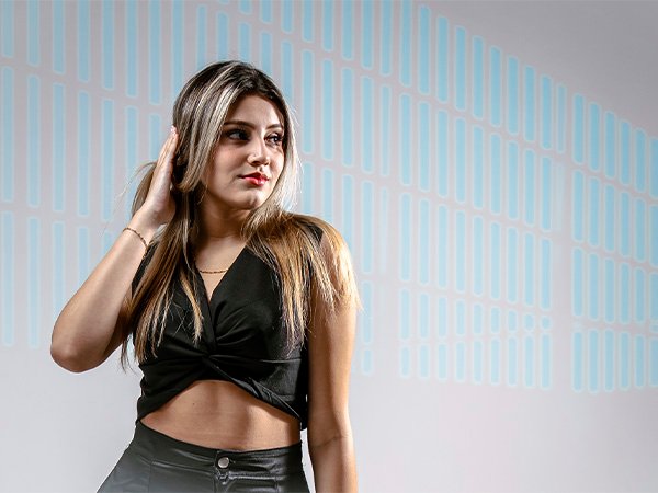 Fotografía de moda en estudio con fondo claro