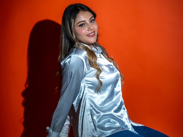 Salomé fondo naranja